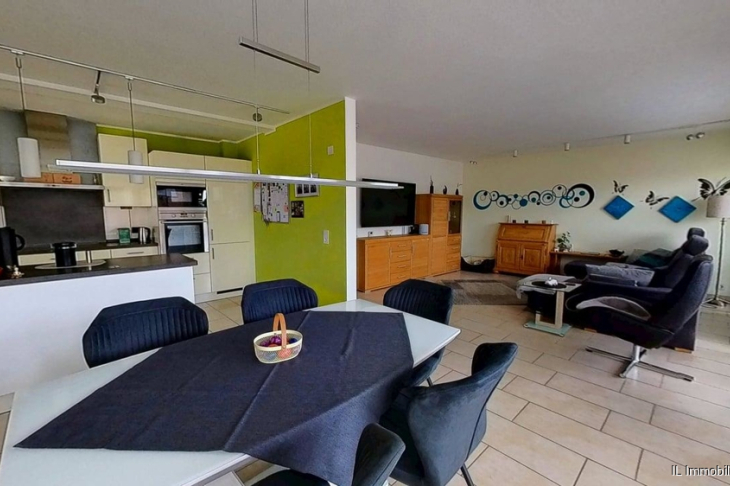 Wohn-/Esszimmer mit offener Küche