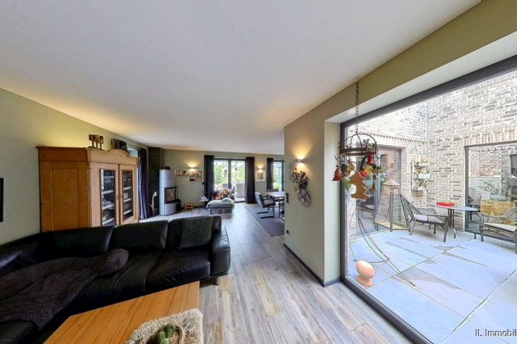 Wohnraum mit Ausblick ins Atrium