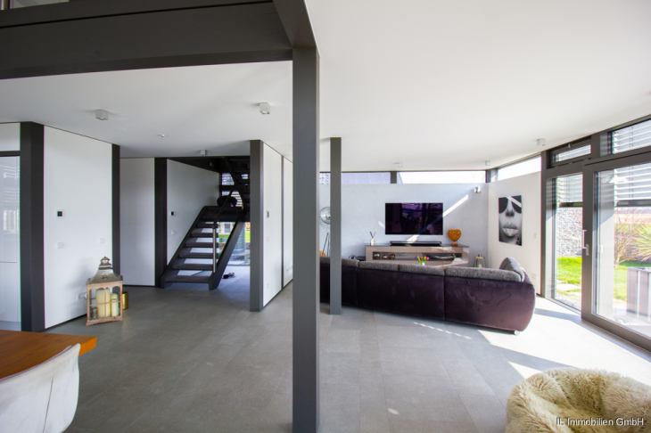 Wohnraum mit Blick zur Treppe