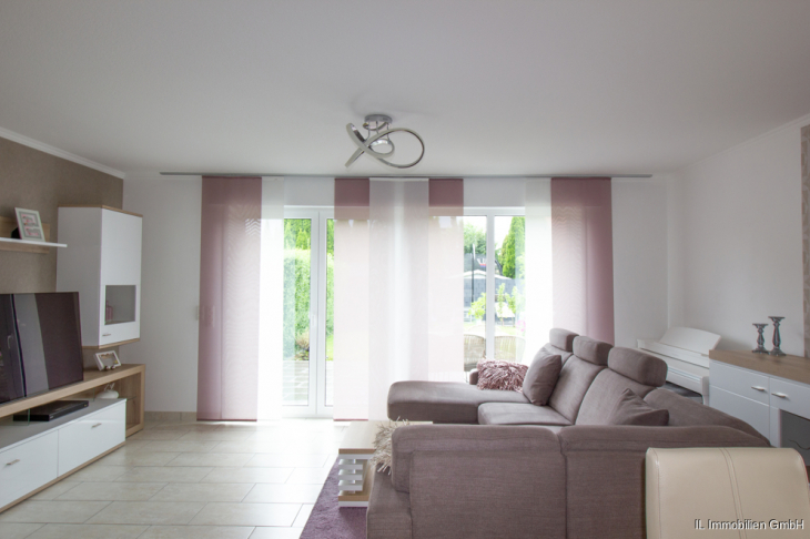 Wohnzimmer mit Fensterfront zur Terrasse