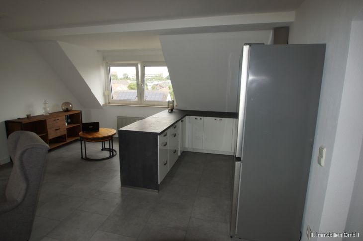 Wohnzimmer mit offener Küche