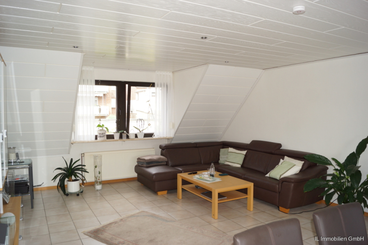 Wohnzimmer mit Schrägen