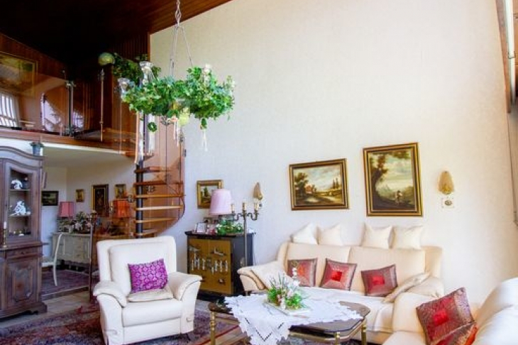 Wohnzimmer mit Treppe zur Galerie