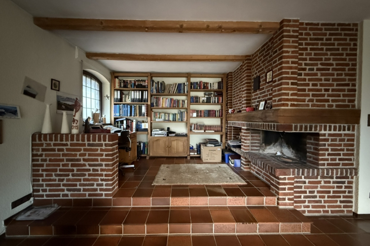 Wohnzimmerempore mit offenem Kamin