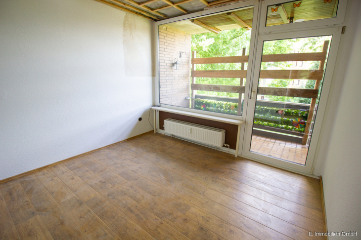 Zimmer mit Zugang zur Loggia (Holzgerüst ist entfernt)